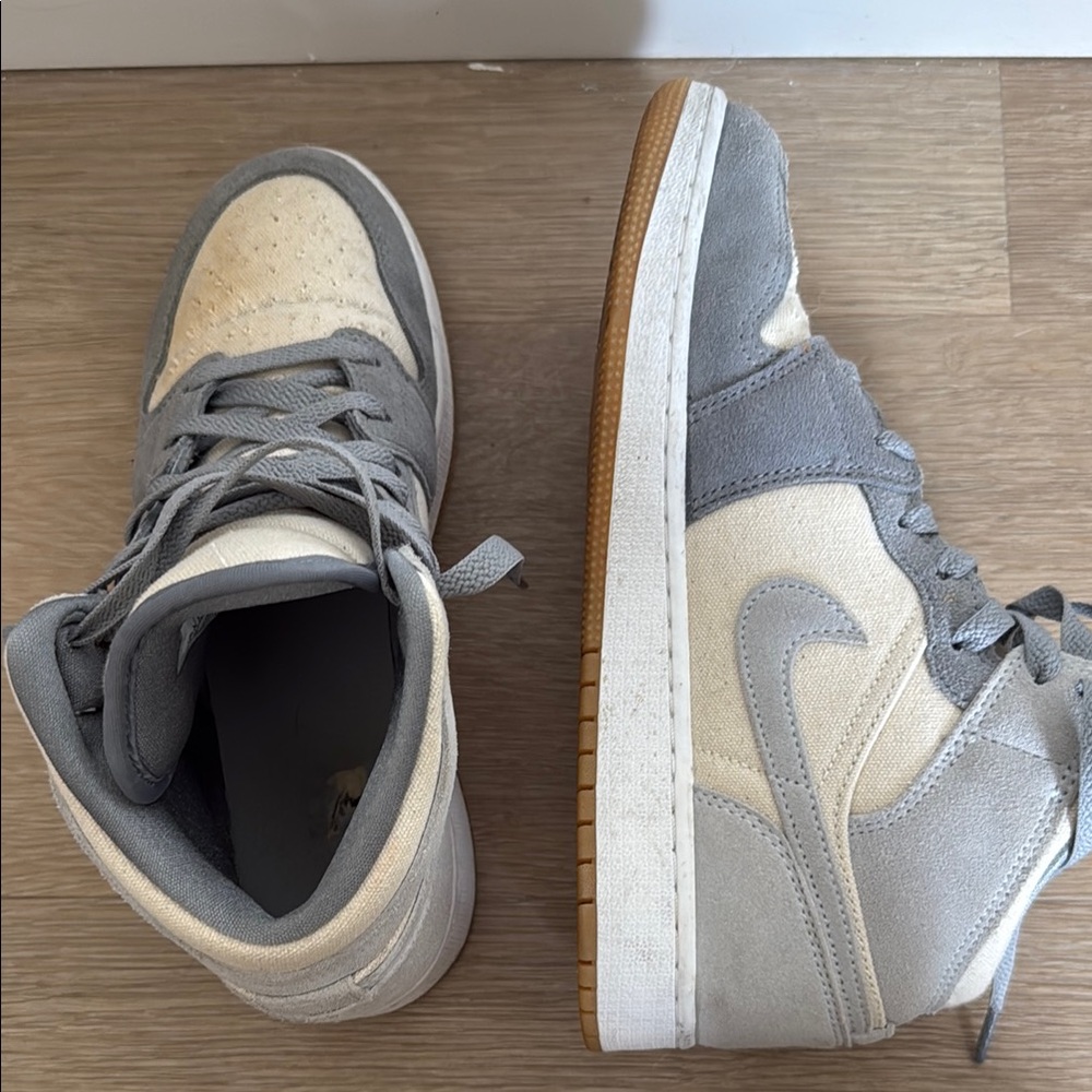 Air Jordan 1 Mid in grey and cream